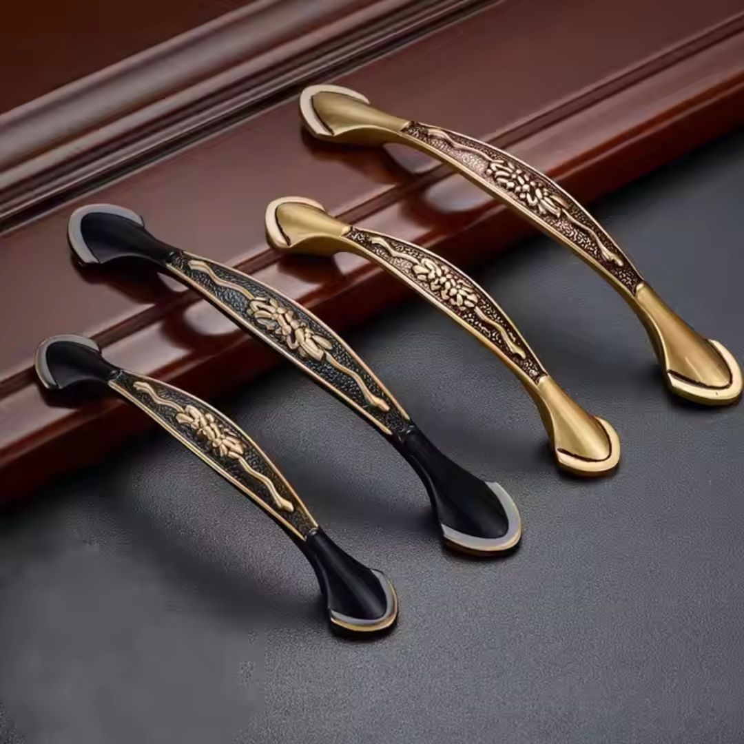 Tay nắm tủ đồng còn đặc biệt phù hợp với các thiết kế tủ áo, tủ bếp hay các món đồ nội thất khác, mang đến sự ấm cúng và lịch lãm. Khi được kết hợp với các vật liệu như gỗ, da hay đá, tay nắm đồng sẽ tạo nên sự kết hợp hoàn hảo, mang lại một không gian sang trọng nhưng vẫn gần gũi, ấm áp.