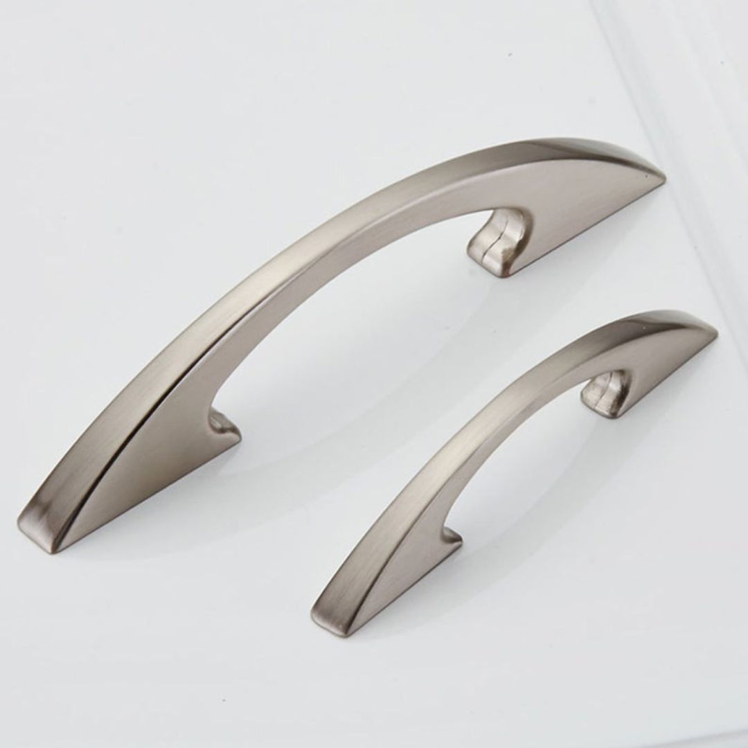 Tay nắm tủ inox là những chất liệu bền bỉ, chống gỉ sét, dễ dàng vệ sinh và rất phù hợp với những tủ áo trong môi trường có độ ẩm cao như phòng tắm.