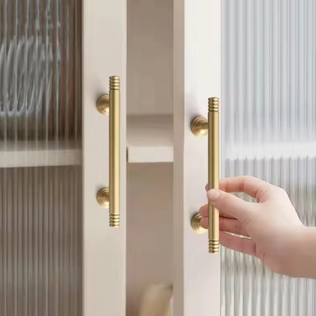 Tay nắm tủ đồng còn đặc biệt phù hợp với các thiết kế tủ áo, tủ bếp hay các món đồ nội thất khác, mang đến sự ấm cúng và lịch lãm. Khi được kết hợp với các vật liệu như gỗ, da hay đá, tay nắm đồng sẽ tạo nên sự kết hợp hoàn hảo, mang lại một không gian sang trọng nhưng vẫn gần gũi, ấm áp.