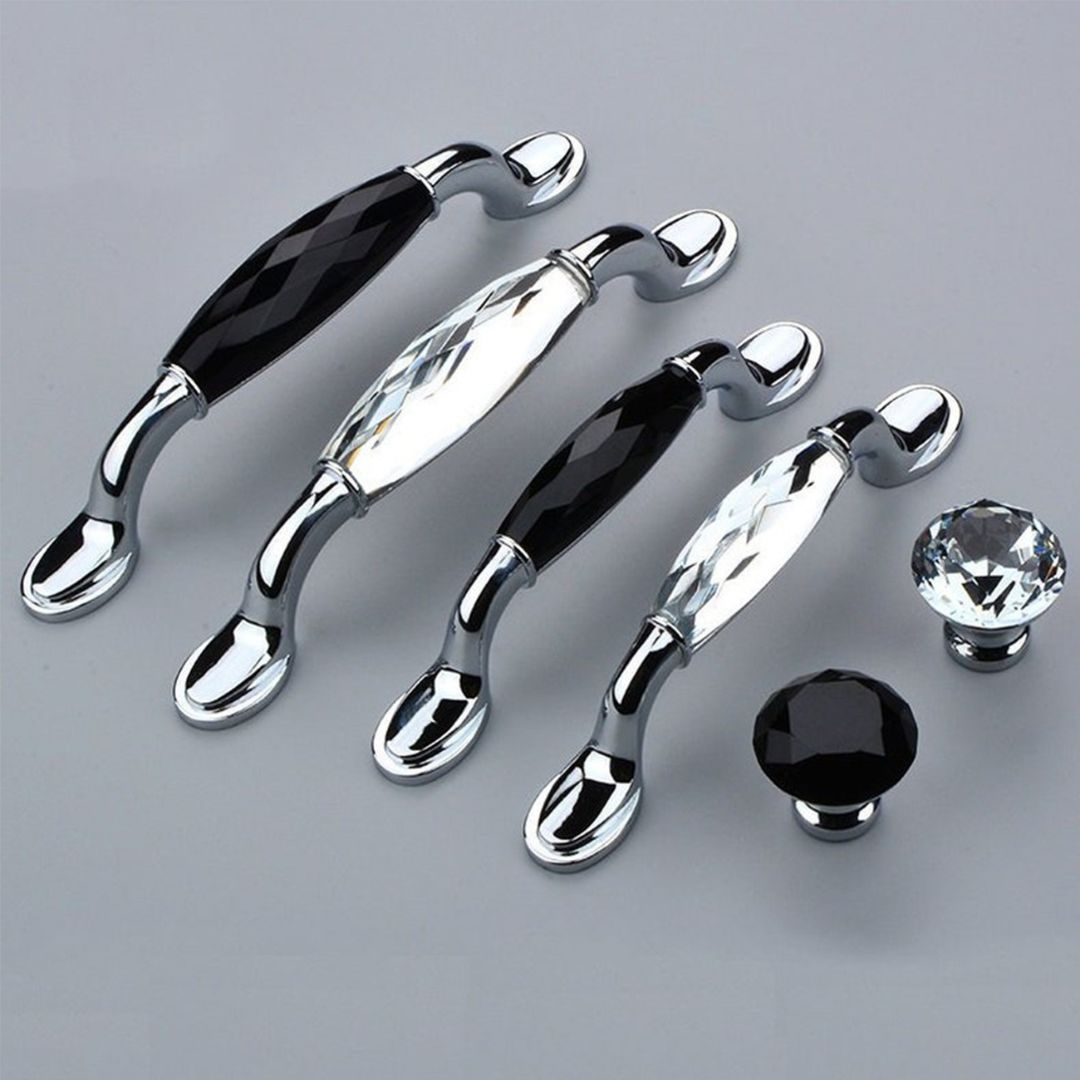 Tay nắm tủ pha lê có thiết kế cực kỳ tinh xảo, mang đến vẻ đẹp lấp lánh và sang trọng thường được sử dụng cho các thiết kế tủ áo cao cấp, đặc biệt là trong các không gian sống đẳng cấp và sang trọng.