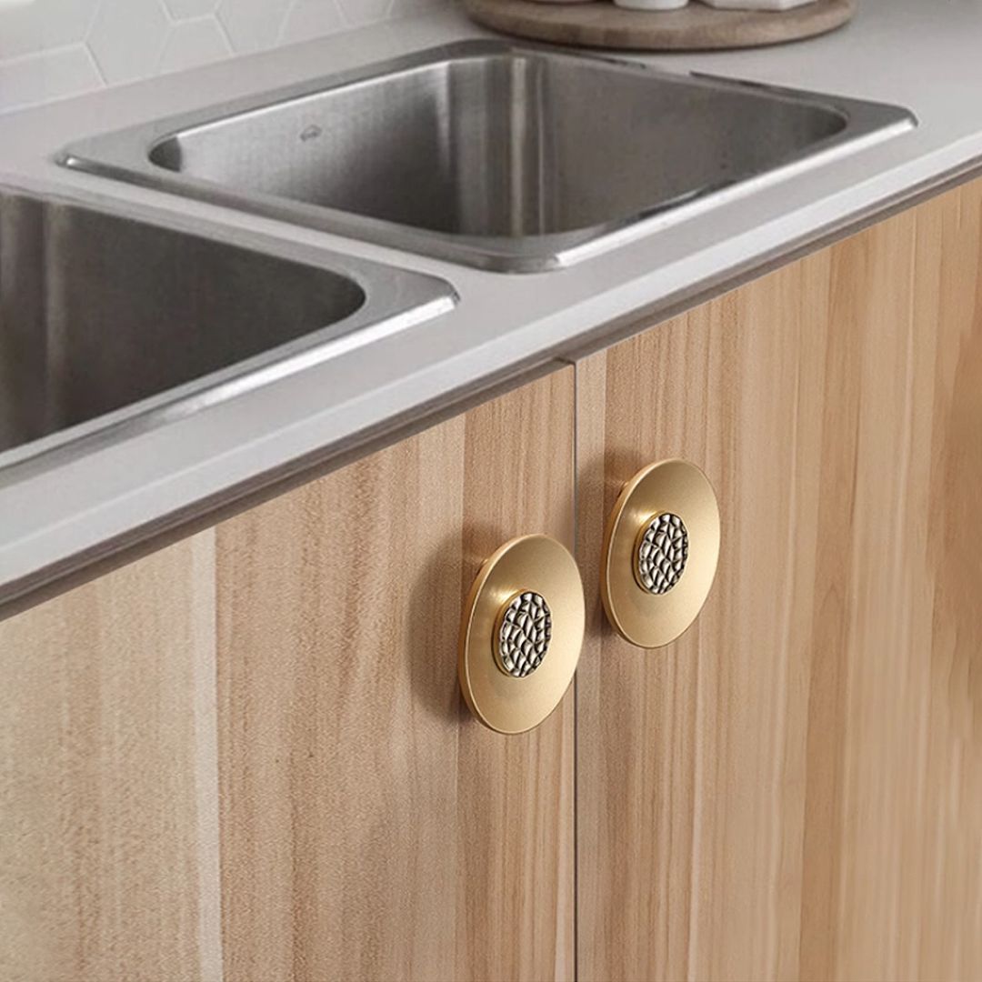 Khi lựa chọn tay nắm tủ áo, việc chọn sản phẩm phù hợp không chỉ dựa vào yếu tố thẩm mỹ mà còn phải chú ý đến chất lượng và giá cả. Dưới đây là một số lời khuyên quan trọng giúp bạn đưa ra quyết định đúng đắn khi chọn mua tay nắm tủ áo, đặc biệt trong xu hướng tay nắm tủ áo 2025.