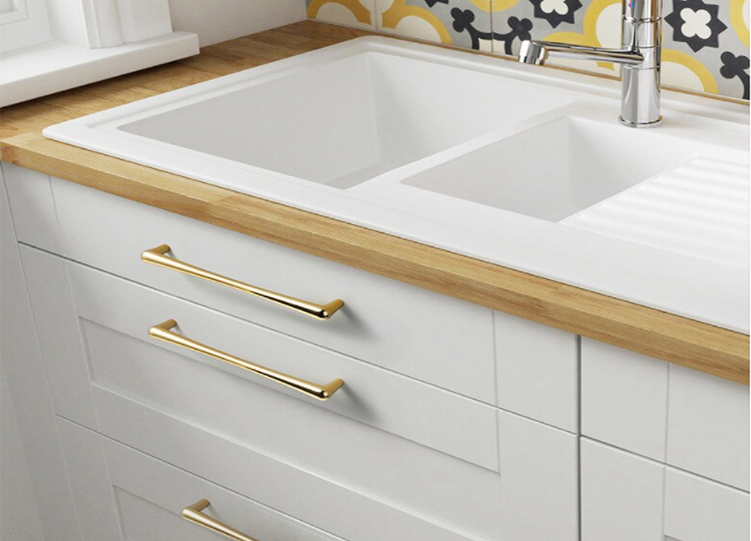 Tay nắm tủ cao cấp là các phụ kiện nội thất được thiết kế để làm điểm nhấn và tăng tính thẩm mỹ cho tủ và ngăn kéo. Chúng không chỉ đơn thuần là phụ kiện hữu ích cho việc mở và đóng tủ một cách dễ dàng mà còn đóng vai trò quan trọng trong việc tạo điểm nhấn cho không gian nội thất.
