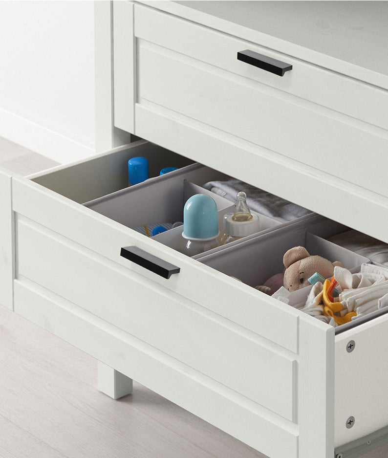 Tay nắm tủ bếp là vật dụng tuy nhỏ nhưng đóng vai trò rất quan trọng, giúp cho việc đóng mở tủ thuận tiện, dễ dàng hơn. 