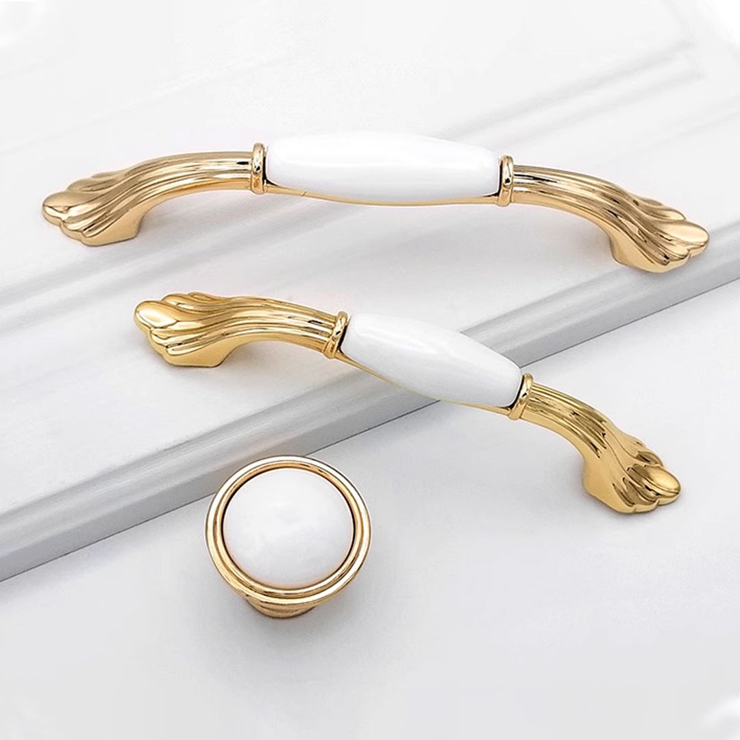 Tay nắm tủ áo sứ thường được chọn cho những không gian mang phong cách cổ điển, thanh thoát. Chất liệu này dễ dàng chế tác và có thể sơn các họa tiết đẹp mắt, tinh xảo.