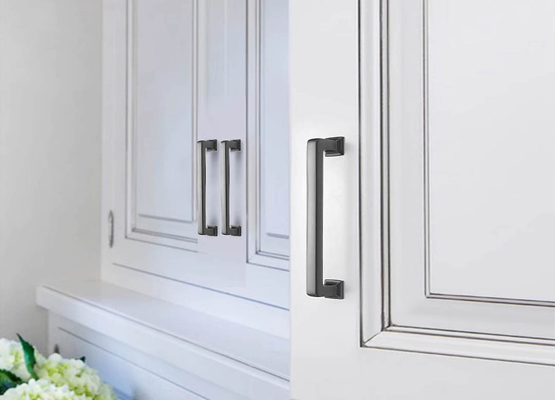 Tay nắm tủ là những phụ kiện tủ được lắp đặt lên cánh cửa tủ, giúp người dùng dễ dàng đóng mở tủ và đông thời góp phần tạo điểm nhấn thẩm mỹ cho không gian nội thất.
