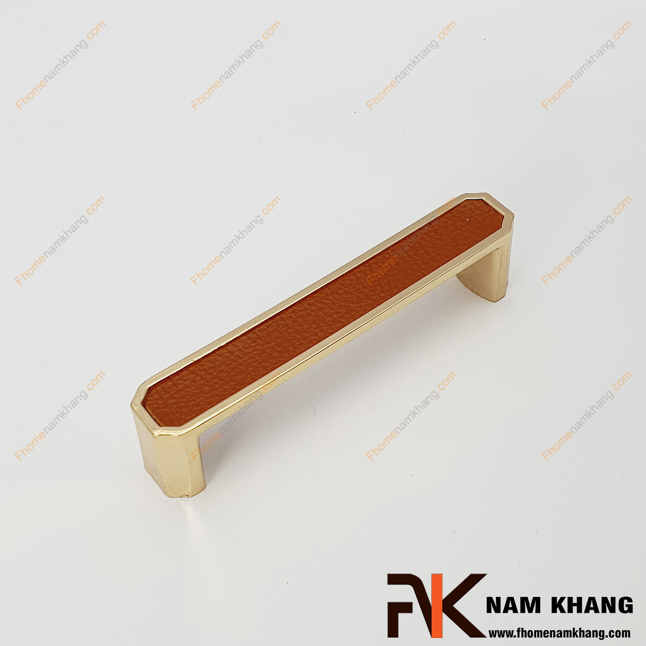 Tay nắm tủ có vẻ như là một yếu tố nhỏ, nhưng chúng thực sự có thể là sự tác động đáng kể đến thẩm mỹ tổng thể của không gian và đôi khi sự phá cách từ những chi tiết nhỏ cũng mang đến sự mới mẻ cho căn nhà của bạn.
