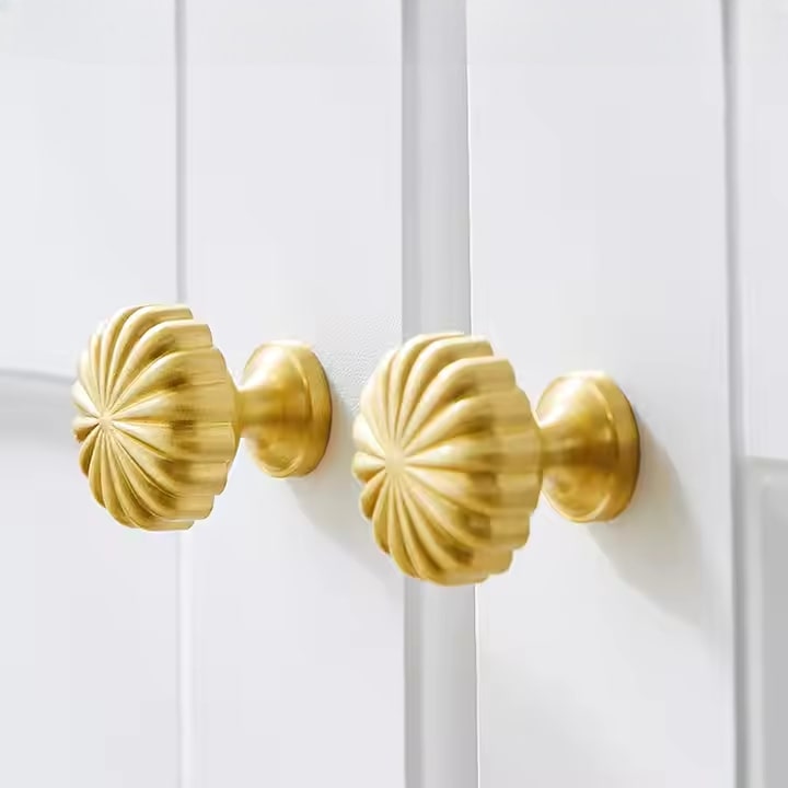Tay nắm tủ dạng núm là kiểu tay nắm truyền htoonsg, thường có hình tròn hoặc vuông nhỏ. Dù đơn giản, nhưng loại tay nắm này có thể tạo nên sự tinh tế và duyên dáng khi được phối hợp đúng cách với các thiết kế nội thất.