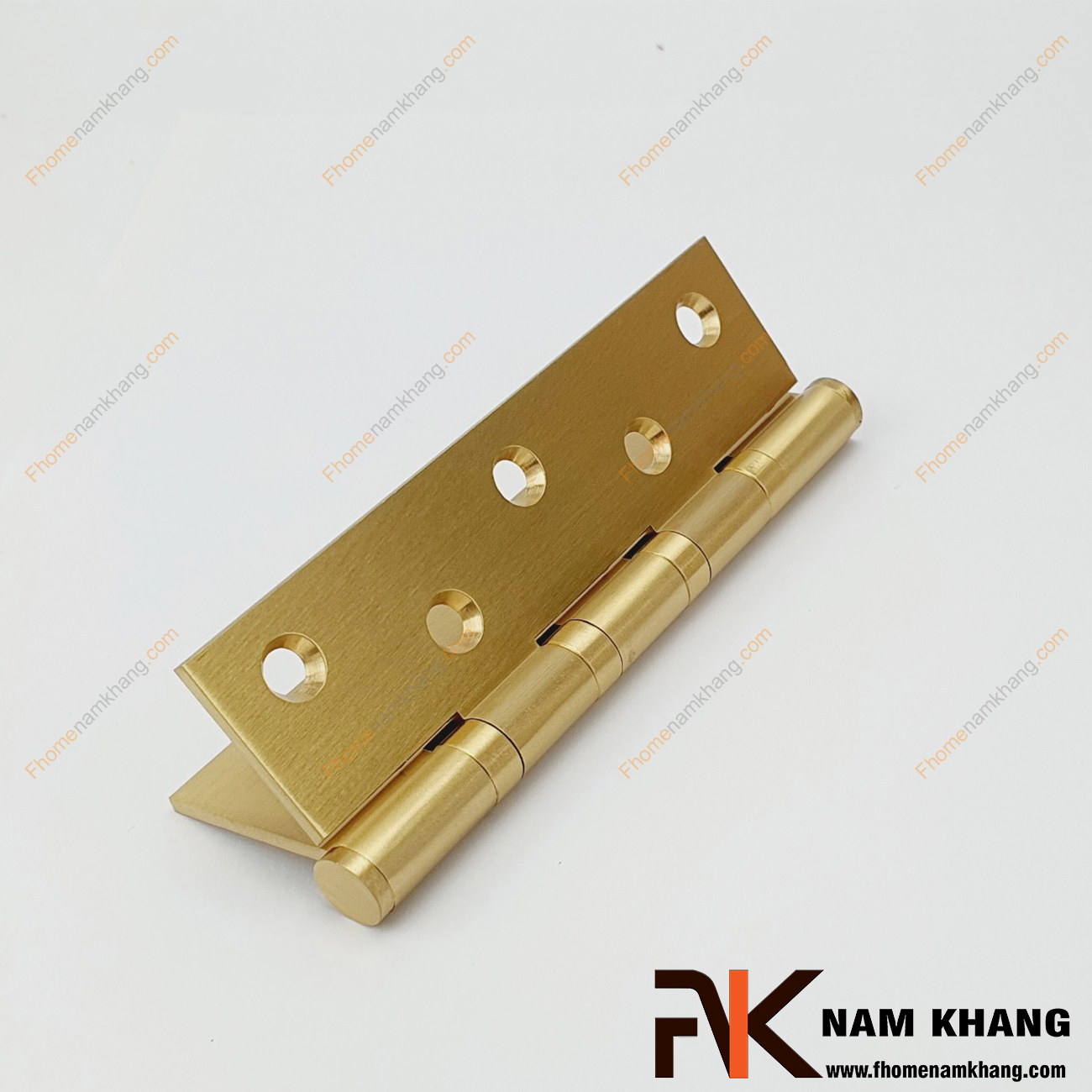 Bản lề cửa dạng trơn màu đồng vàng NK308-13-3DO là một sản phẩm thông dụng và quan trọng khi lắp đặt các cánh cửa. Kích thước của cánh cửa càng to thì yêu cầu về bản lề càng lớn do phải đủ độ bền để nâng đỡ được trọng lượng của cánh cửa.