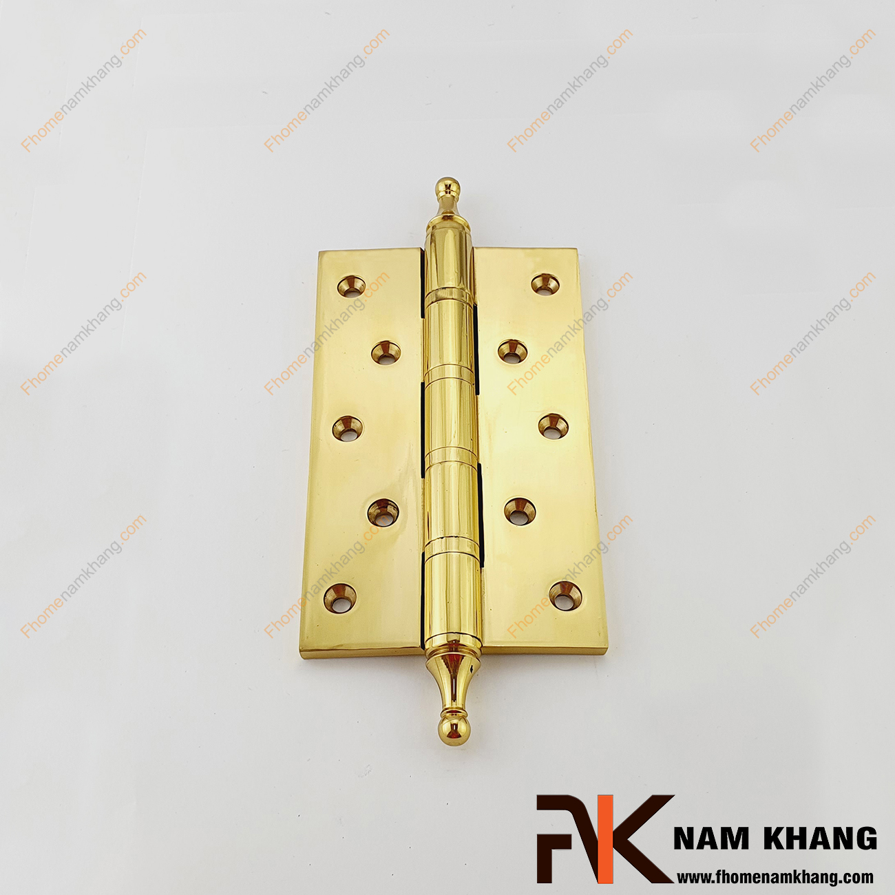 Bản lề cửa màu đồng vàng NK308-13FDO được sản xuất từ đồng cao cấp, có kết cấu bền vững và độ bền rất cao.  Bề mặt được xử lý kỹ thuật cao, bo tròn các góc tinh tế, bản lề mang màu vàng sáng đẹp, làm tăng giá trị thẩm mĩ. 