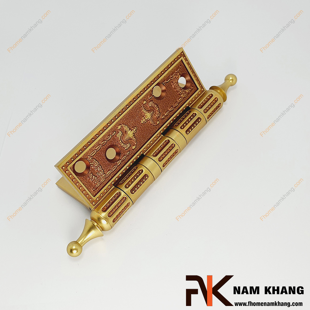Bản lề lá cổ điển màu đồng vàng viền đỏ NK601-10DC là một sản phẩm thông dụng và quan trọng khi lắp đặt các cánh cửa. Kích thước của cánh cửa càng to thì yêu cầu về bản lề cửa càng lớn do phải đủ độ bền để nâng đỡ được trọng lượng của cánh cửa.