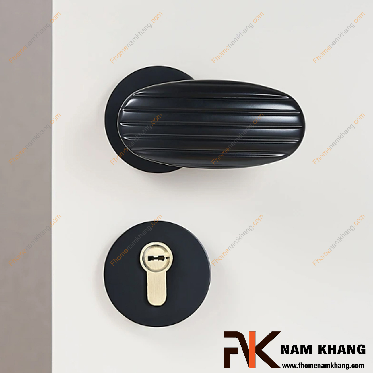 Khóa cửa phân thể hiện đại hoạt động bằng nam châm màu đen NK578-DM có thiết kế cách điệu, đường nét mềm mại, mang giá trị thẩm mĩ cao.