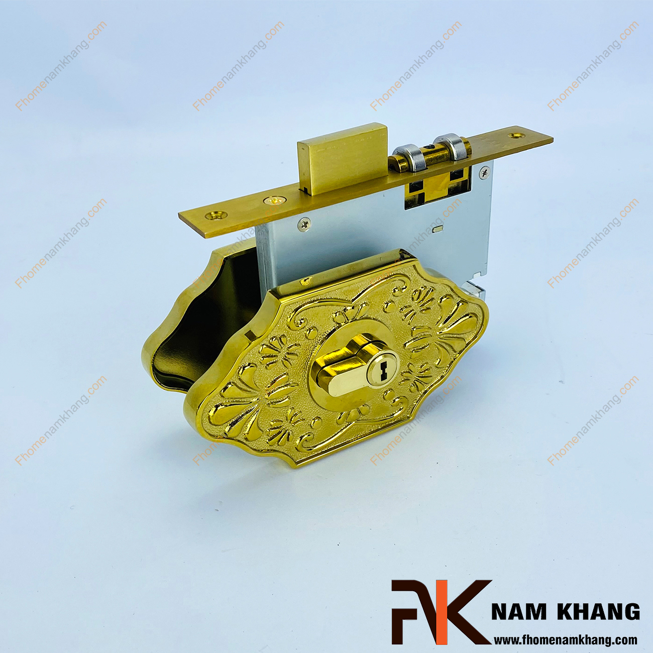 Khóa âm cổ điển màu đồng vàng NK181SMK-PVD được sản xuất từ đồng cao cấp, có độ bền cao và kết cấu chắc chắn. Dòng khóa này có thể kết hợp đa dạng với nhiều loại tay nắm khác nhau theo nhu cầu thiết kế của gia chủ.