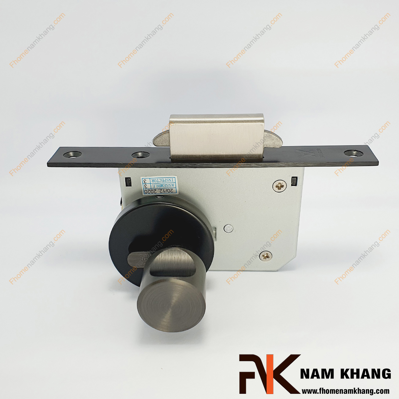 Khóa âm cửa lùa màu đen mờ NK556-D là dòng khóa thông dụng và được ưa chuộng sử dụng tại thị trường Việt Nam.  Nhờ tính chất gọn nhẹ, linh hoạt, dễ lắp đặt và sử dụng, lại mang yếu tố thẫm mĩ cao