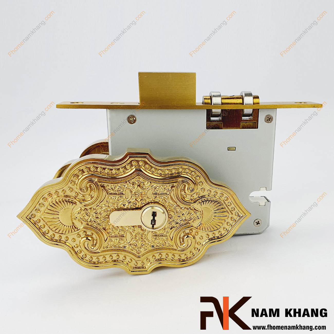 Khóa âm cổ điển màu đồng vàng gold NK477-PVD-KA có thiết kế nhỏ gọn, có thể kết hợp chung với tay nắm cửa tạo thành một bộ.  Dòng khóa này sử dụng hoa văn độc đáo mang giá trị phối hợp trang trí rất tinh tế.