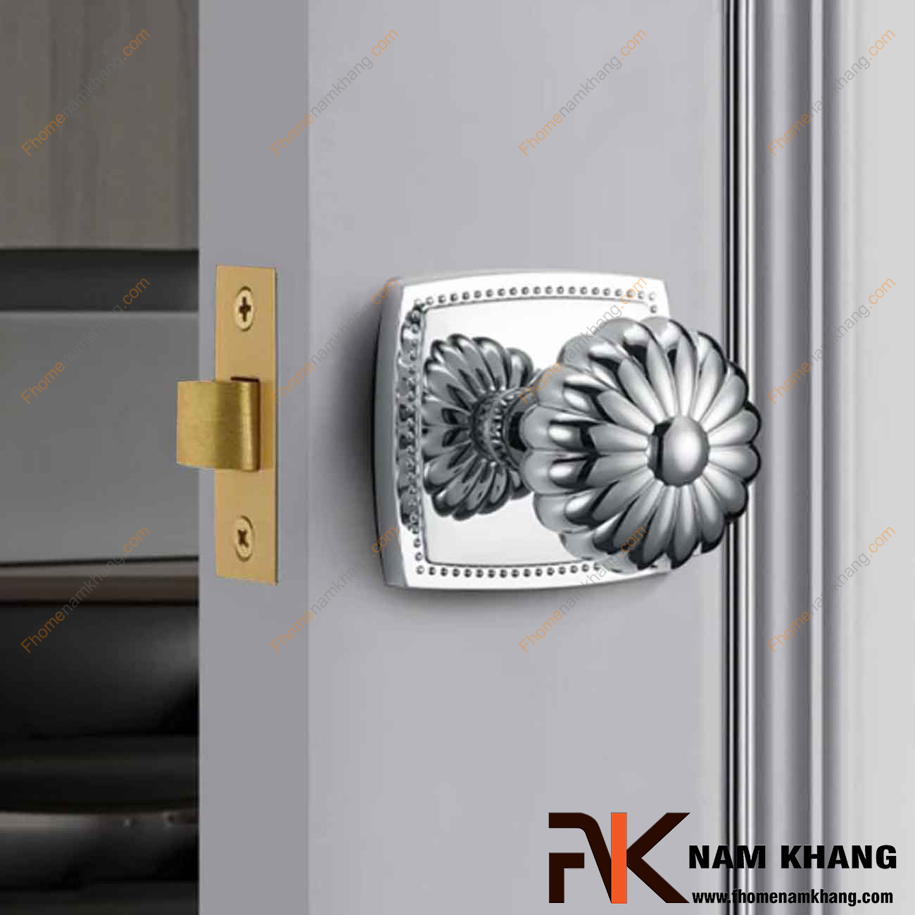 Khóa chốt cửa màu trắng bạc NK579C-B có thiết kế cách điệu, đường nét mềm mại, mang giá trị thẩm mĩ cao.