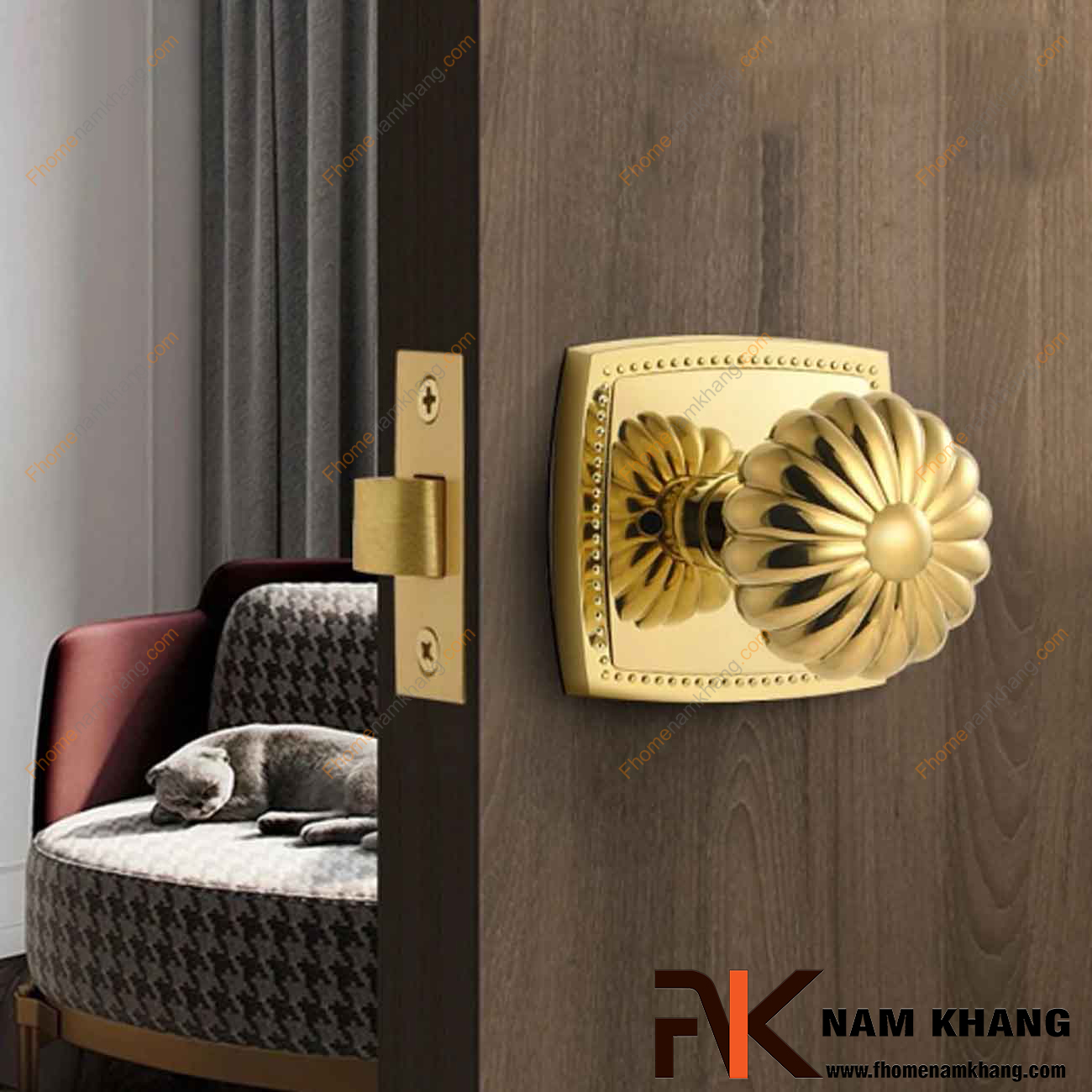 Khóa chốt cửa màu vàng bóng NK579C-PVD có thiết kế cách điệu, đường nét mềm mại, mang giá trị thẩm mĩ cao.