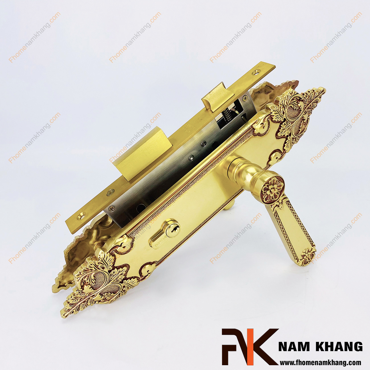 Khóa cửa chính từ chất liệu đồng vàng cao cấp NK347L-RC là bộ khóa cửa dành chuyên các dạng cửa chính lớn, cao cấp, cửa 2 cánh hoặc 4 cánh bằng gỗ hoặc các chất liệu khác