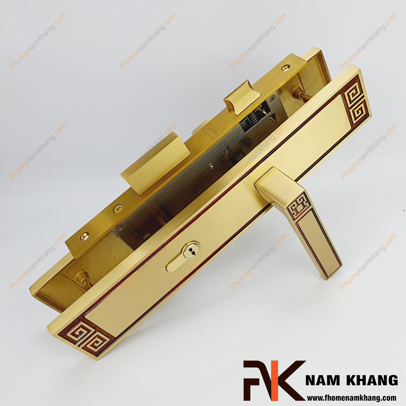 Khóa cửa chính màu đồng vàng viền đỏ NK560L-RC là bộ khóa cửa dành chi các dạng cửa chính lớn, cao cấp, cửa 2 cánh hoặc 4 cánh.