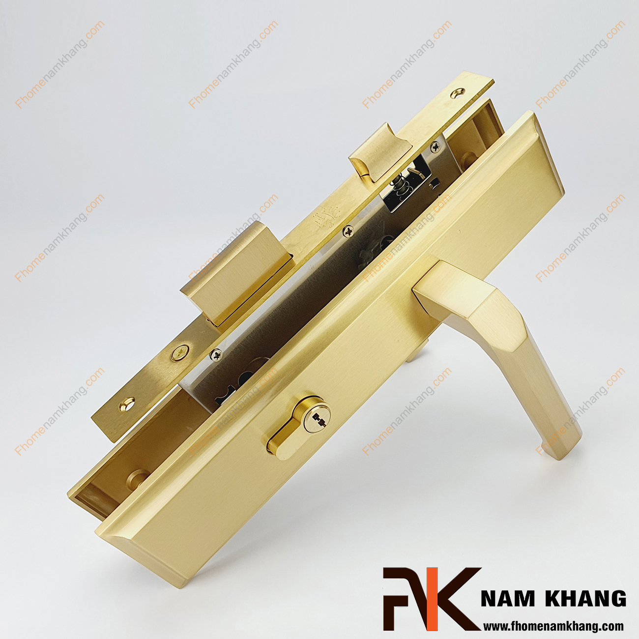 Khóa cửa chính dạng ốp trơn màu đồng vàng NK561L-DV được sản xuất từ đồng cao cấp, bền bỉ và có kết cấu bền chặt. Dòng khóa này có thiết kế dạng vuông, mang màu sắc sáng đẹp, làm tăng giá trị thẩm mĩ cao.
