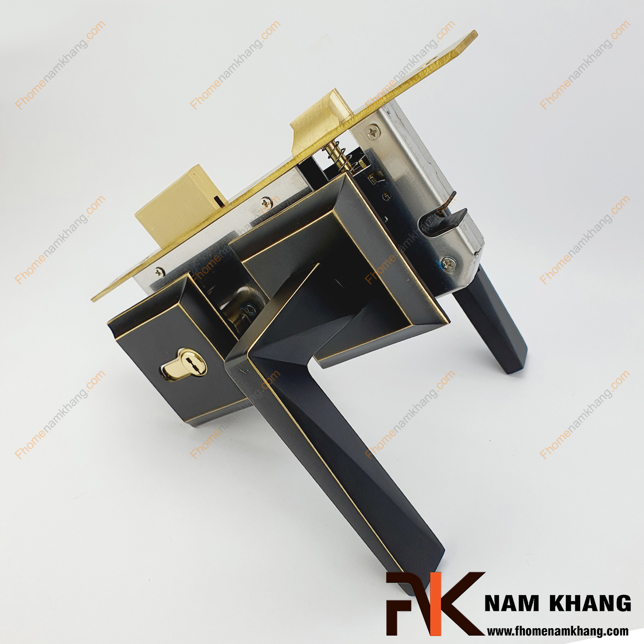 Khóa cửa phân thể dạng ốp vuông màu đen viền vàng NK555-BCF có thiết kế phần ốp khóa và tay gạt riêng biệt, khá nhỏ gọn và tạo được sự nổi bật độc đáo.