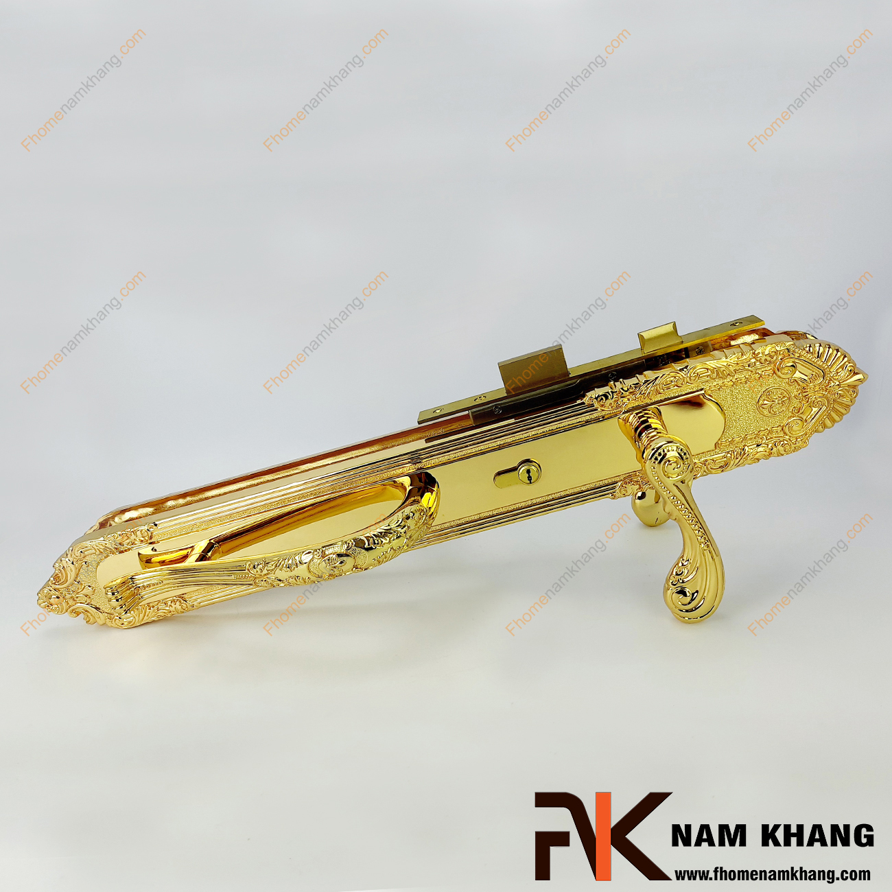 Khóa cửa sảnh cổ điển màu đồng vàng NK185XL-24K có thiết kế đặc biệt hơn các dạng khóa cửa thông thường bởi được thiết kế thêm tay kéo thay vì chỉ có tay gạt như bình thường.