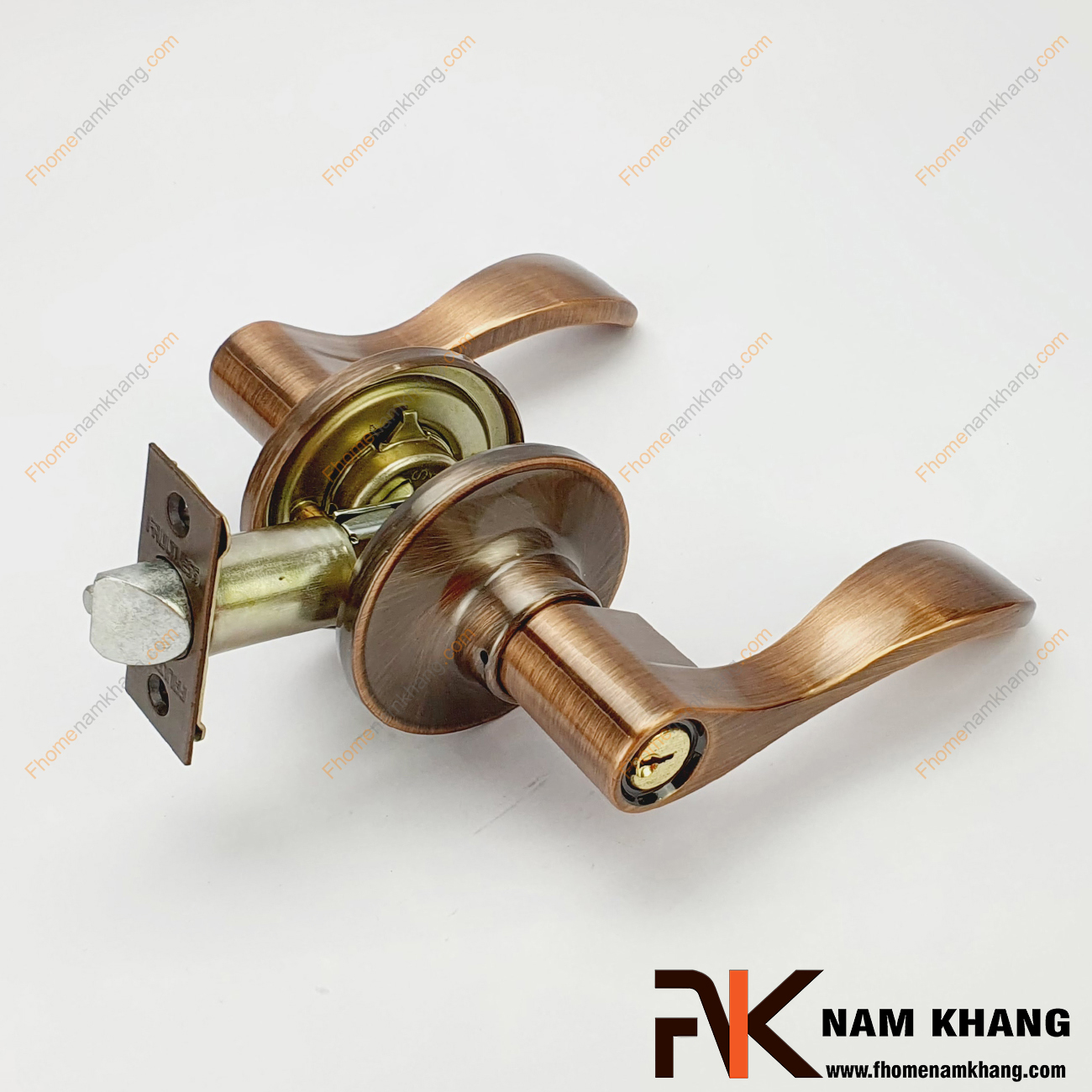 Khóa cửa phòng cao cấp màu đồng cổ NK500-DC là dòng khóa tay gạt sử dụng một đầu chìa và một đầu vặn chốt dùng được cho cửa phòng, cửa nhà vệ sinh,...