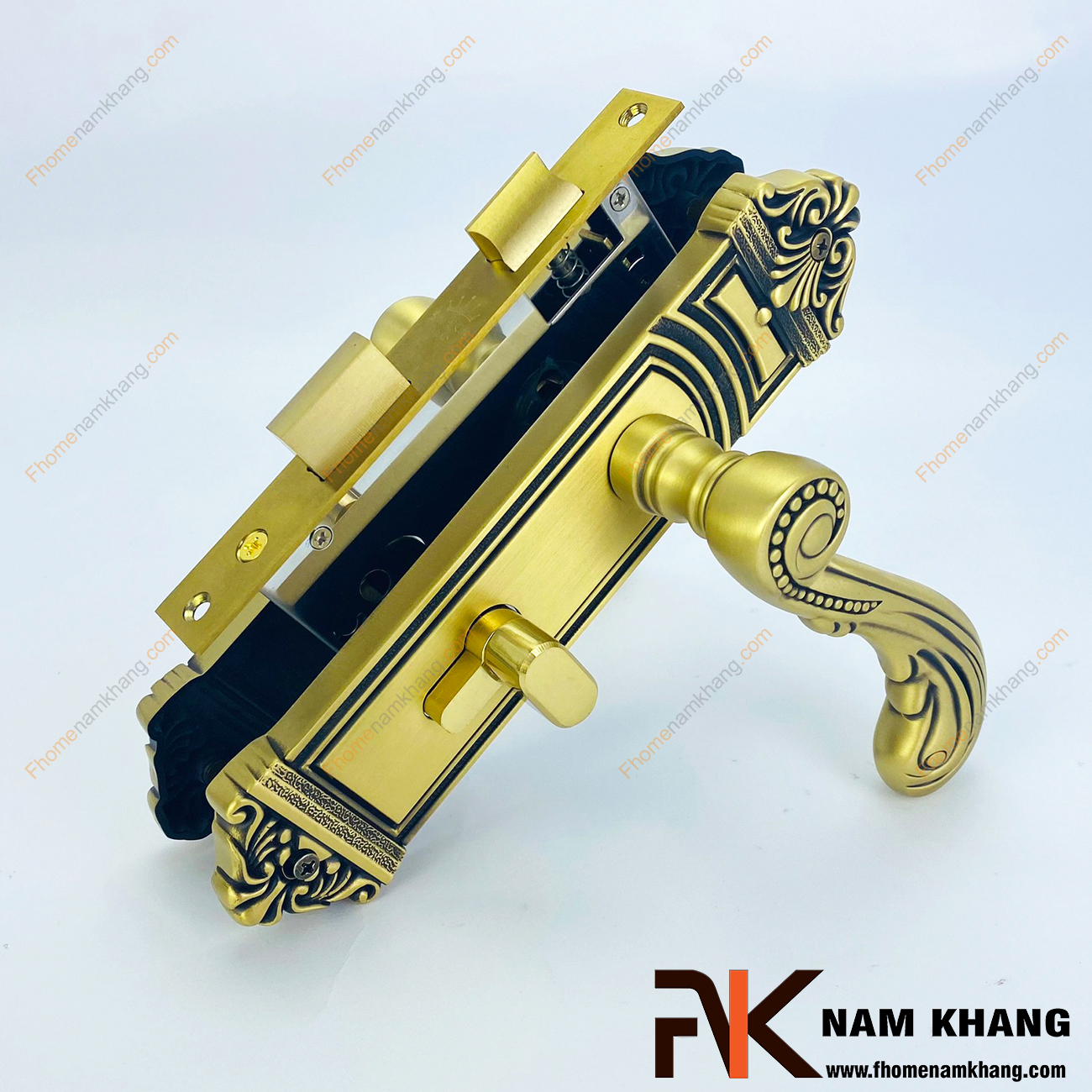Khóa cửa thông phòng màu đồng vàng viền đen NK479M-OR được sản xuất từ vật liệu đồng cao cấp mang lại độ bền cao và kết cấu bền chắc.