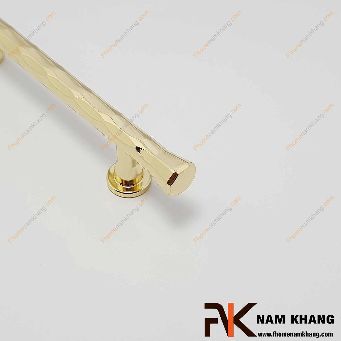 Tay nắm cửa tủ thanh T vàng bóng NK279L-VB, tay nắm tủ dạng thanh tròn với điểm nhấn trên thân có chia đốt các đoạn và được xử lý kỹ thuật tốt. 