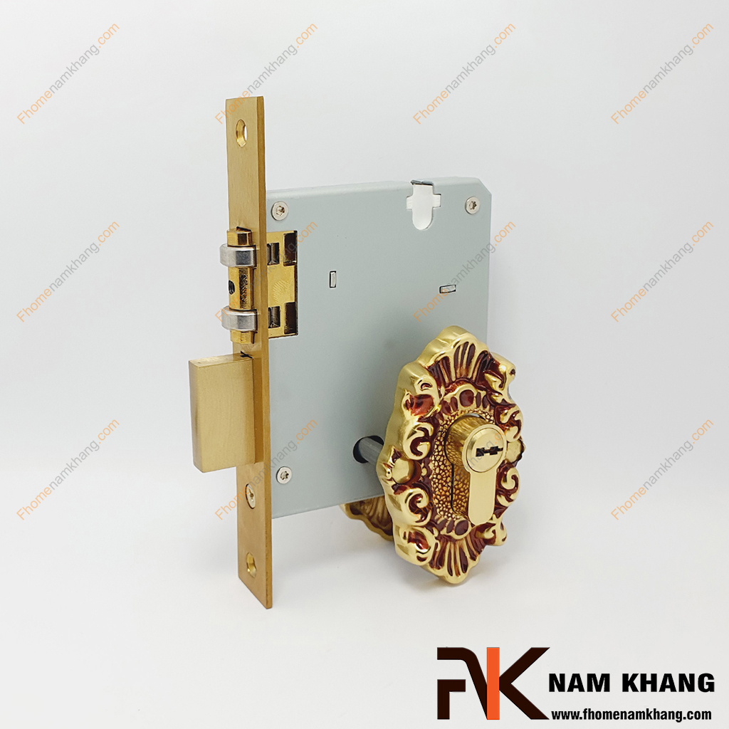 Khóa âm cửa bằng đồng cổ điển NK566KAO-RC - dạng khóa âm cửa dạng hình thoi với đặc điểm trên bề mặt chứa nhiều họa tiết hoa đối xứng cổ điển.