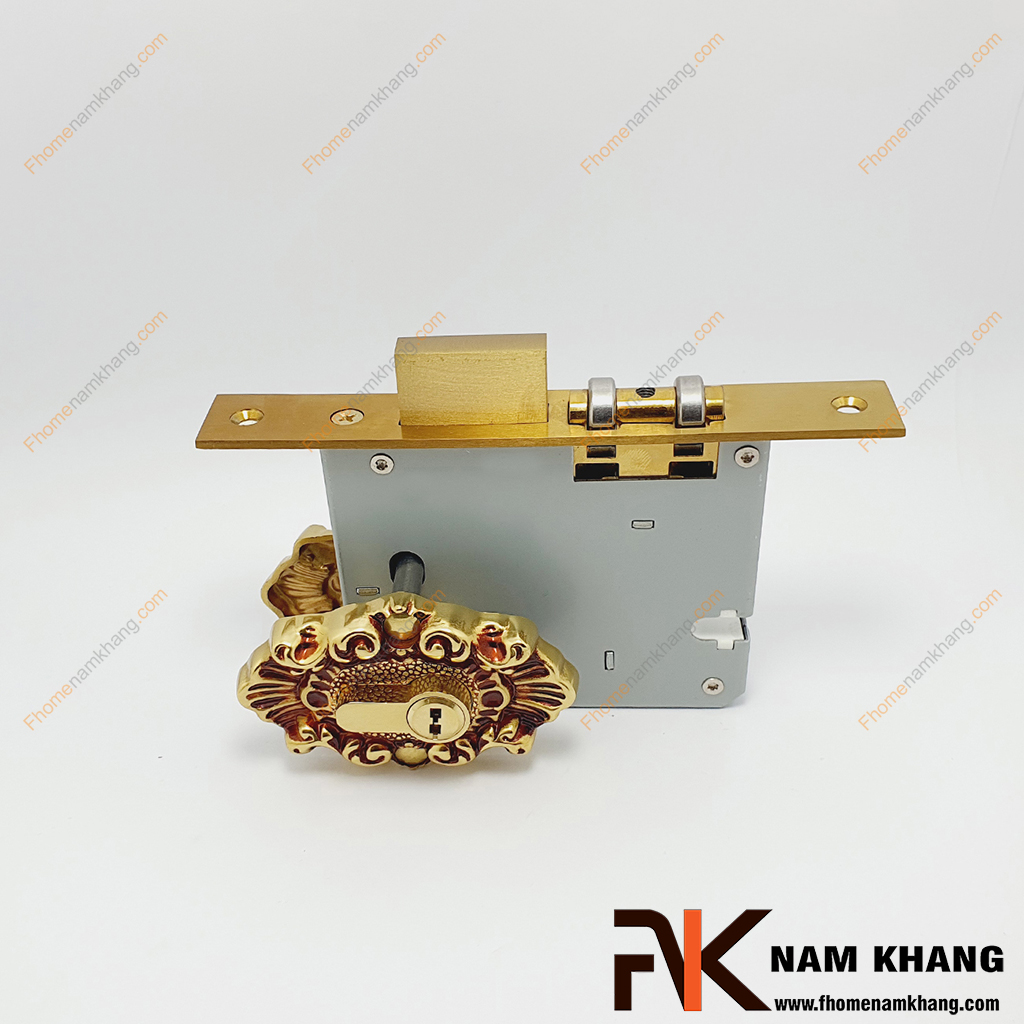 Khóa âm cửa bằng đồng cổ điển NK566KAO-RC - dạng khóa âm cửa dạng hình thoi với đặc điểm trên bề mặt chứa nhiều họa tiết hoa đối xứng cổ điển.