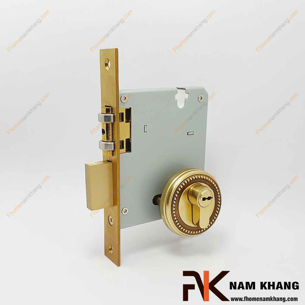 Khóa âm cửa dạng tròn bằng đồng NK566KAOT-RC - mẫu khóa âm có khuông dạng tròn, bên trên bề mặt được phối các hạt nổi xoay tròn đồng tâm tạo điểm nhấn. 