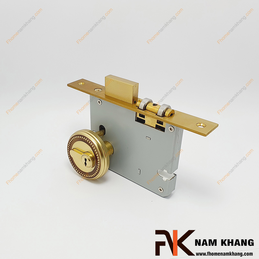 Khóa âm cửa dạng tròn bằng đồng NK566KAOT-RC - mẫu khóa âm có khuông dạng tròn, bên trên bề mặt được phối các hạt nổi xoay tròn đồng tâm tạo điểm nhấn. 