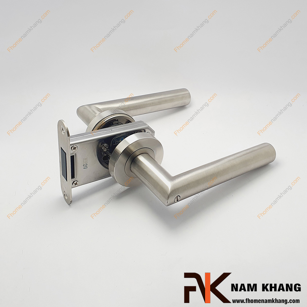 Khóa cửa tay gạt thân tròn inox vệ sinh NK504-TVS Bộ khóa cửa có thiết kế hiện đại với chất liệu kim loại không gỉ, bề mặt hoàn thiện mờ xước giúp tăng vẻ sang trọng và hạn chế bám dấu vân tay.