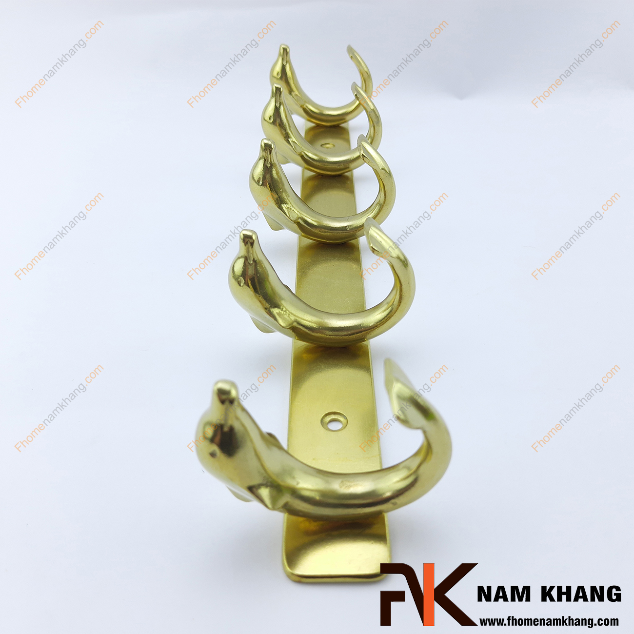 Móc treo bằng đồng vàng NKD076 là một thiết kế móc treo cao cấp khi sử dụng nét nổi bật là 5 chú cá heo được đúc áp lực cao từ đồng cao cấp.