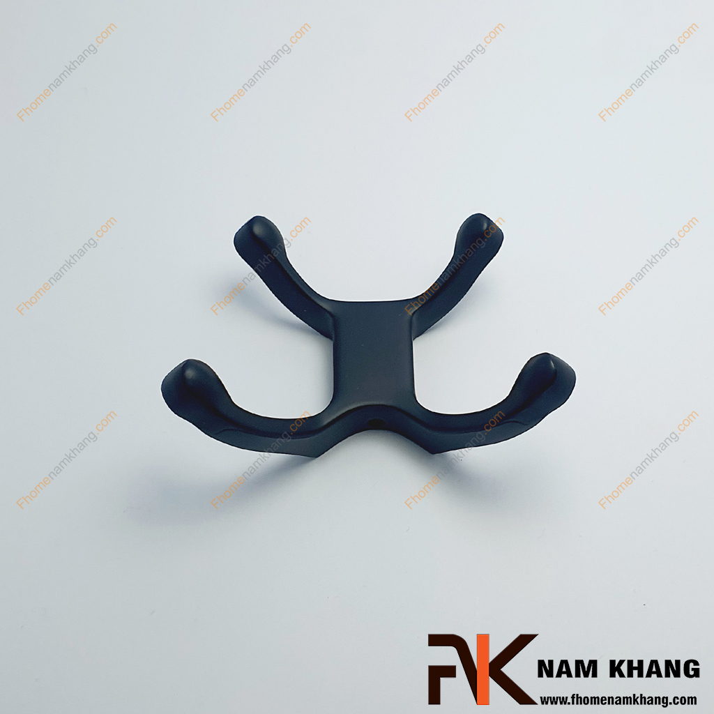 Móc treo 4 nhánh màu đen NK124CN-D - hình dạng có 4 nhánh treo, chia đều 2 bên đối xứng theo chiều ngang, mỗi nhánh có đầu cong lên, tạo điểm chặn để đồ không bị rơi.