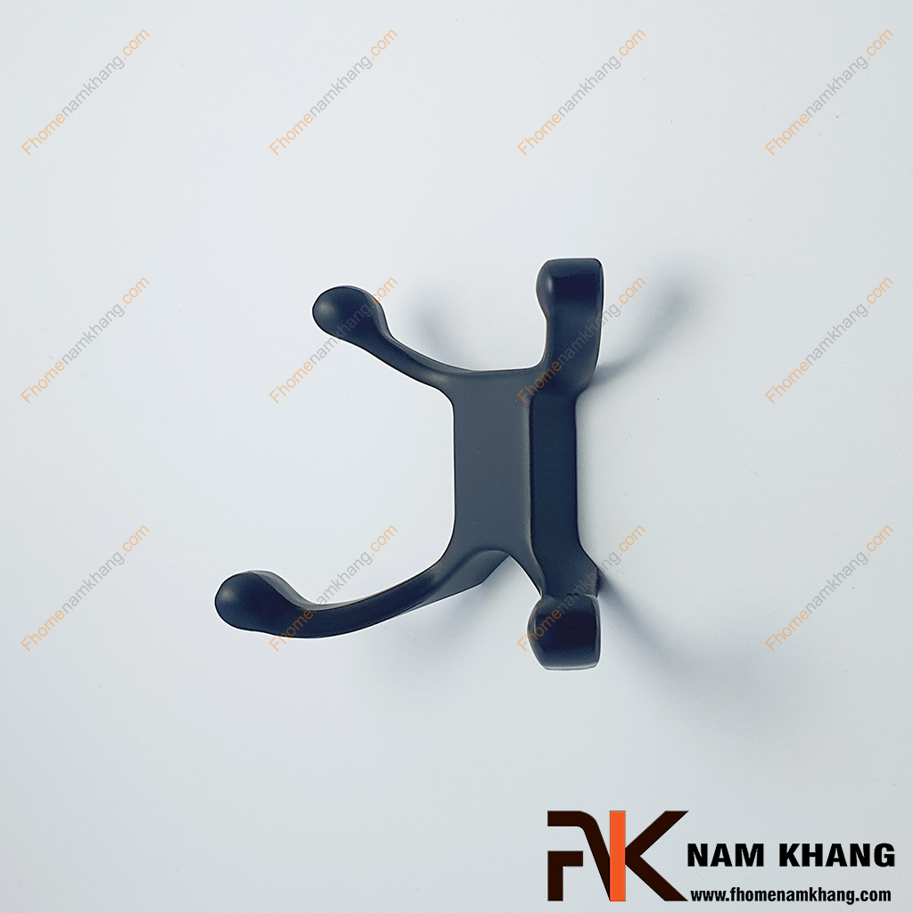 Móc treo 4 nhánh màu đen NK124CN-D - hình dạng có 4 nhánh treo, chia đều 2 bên đối xứng theo chiều ngang, mỗi nhánh có đầu cong lên, tạo điểm chặn để đồ không bị rơi.