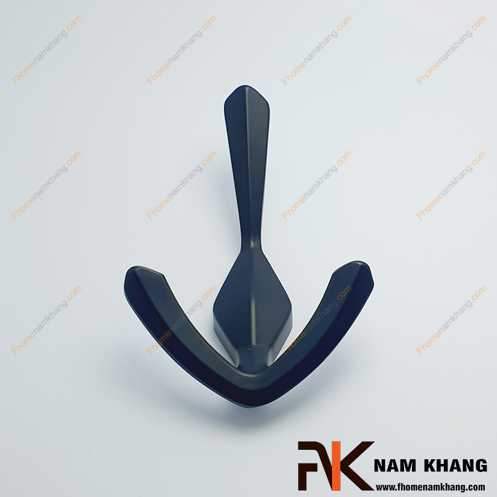 Móc treo tường kiểu dáng mỏ neo màu đen NK122M-D - có thiết kế 3 đầu móc treo, 1 móc trên cùng dùng để treo mũ, túi, khăn choàng, 2 móc dưới cong chữ U giúp giữ áo khoác, balo hoặc đồ nặng. 
