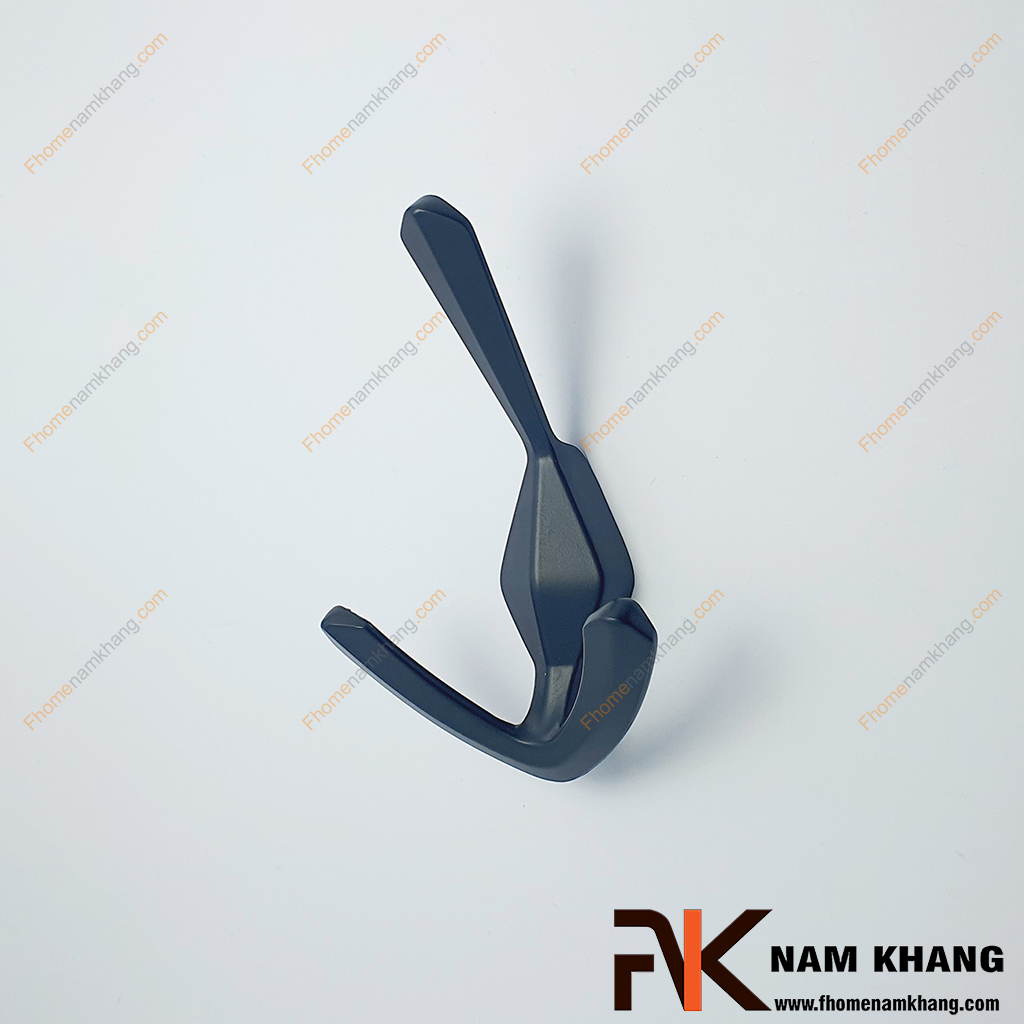 Móc treo tường kiểu dáng mỏ neo màu đen NK122M-D - có thiết kế 3 đầu móc treo, 1 móc trên cùng dùng để treo mũ, túi, khăn choàng, 2 móc dưới cong chữ U giúp giữ áo khoác, balo hoặc đồ nặng. 