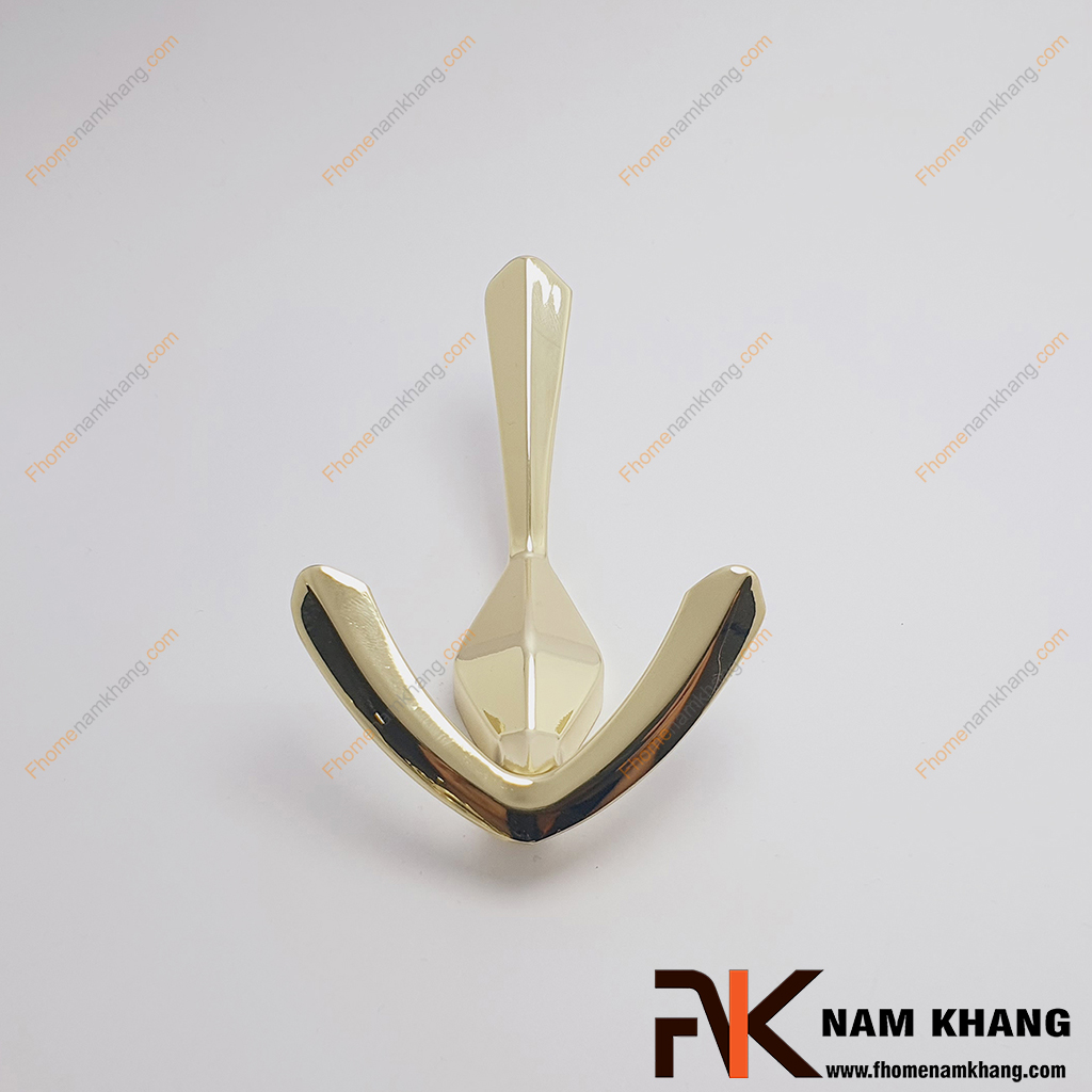 Móc treo tường kiểu dáng mỏ neo màu vàng NK122M-V - có thiết kế 3 đầu móc treo, 1 móc trên cùng dùng để treo mũ, túi, khăn choàng, 2 móc dưới cong chữ U giúp giữ áo khoác, balo hoặc đồ nặng. 