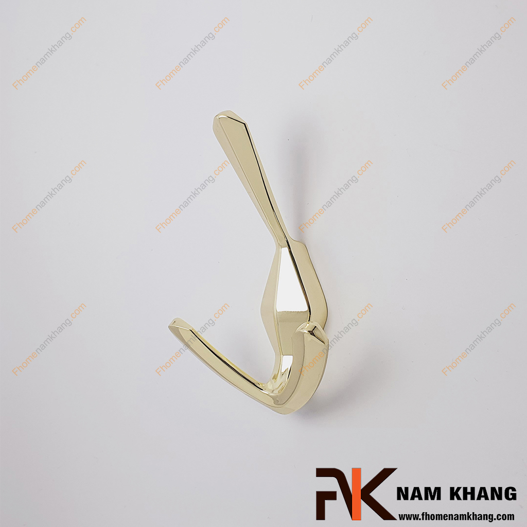 Móc treo tường kiểu dáng mỏ neo màu vàng NK122M-V - có thiết kế 3 đầu móc treo, 1 móc trên cùng dùng để treo mũ, túi, khăn choàng, 2 móc dưới cong chữ U giúp giữ áo khoác, balo hoặc đồ nặng. 