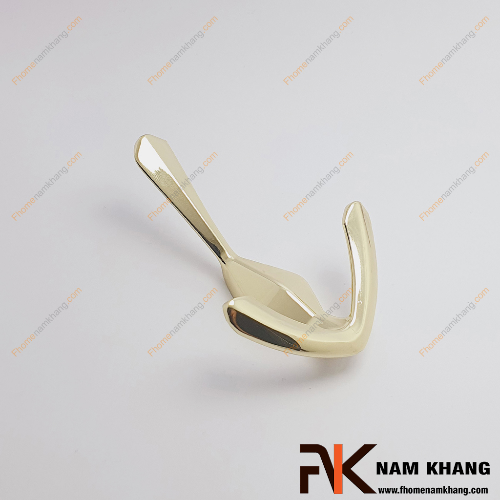 Móc treo tường kiểu dáng mỏ neo màu vàng NK122M-V - có thiết kế 3 đầu móc treo, 1 móc trên cùng dùng để treo mũ, túi, khăn choàng, 2 móc dưới cong chữ U giúp giữ áo khoác, balo hoặc đồ nặng. 