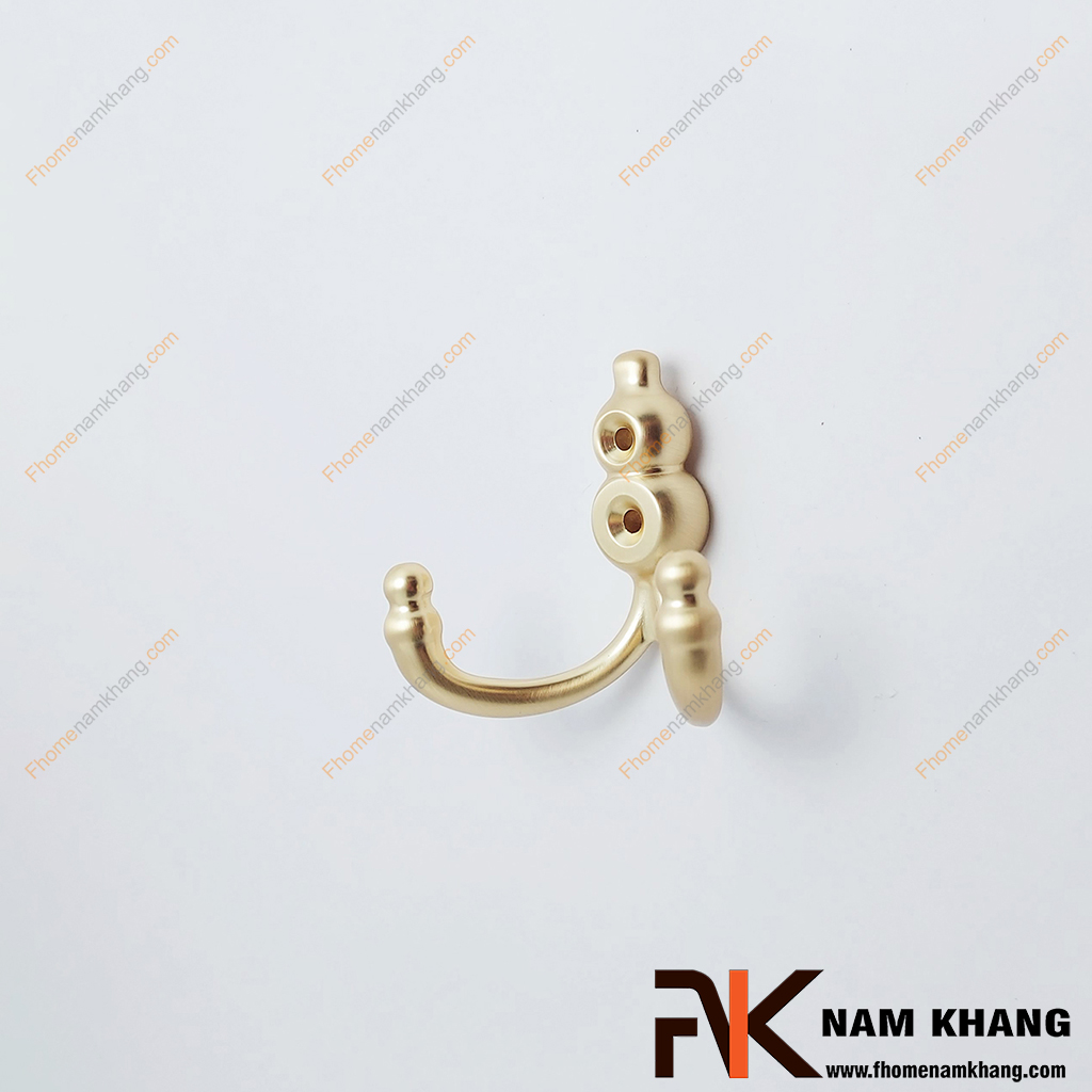 Móc treo tường cao cấp màu vàng mờ NK123T-VM - Móc treo có thiết kế hai chấu hình vòng cung, đầu móc được bo tròn giúp treo đồ an toàn mà không làm hỏng vải.
