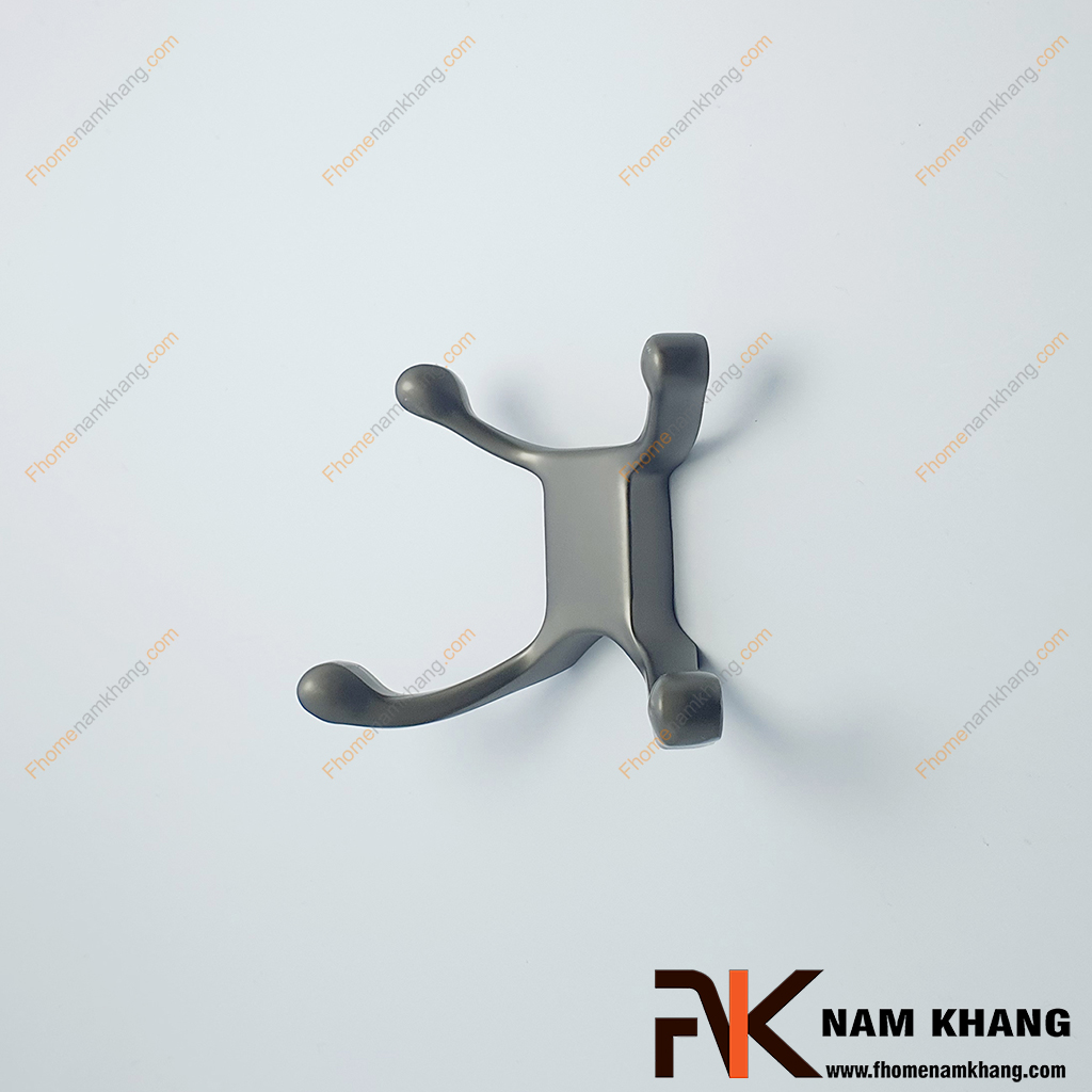 Móc treo 4 nhánh màu xám NK124CN-X - hình dạng có 4 nhánh treo, chia đều 2 bên đối xứng theo chiều ngang, mỗi nhánh có đầu cong lên, tạo điểm chặn để đồ không bị rơi.