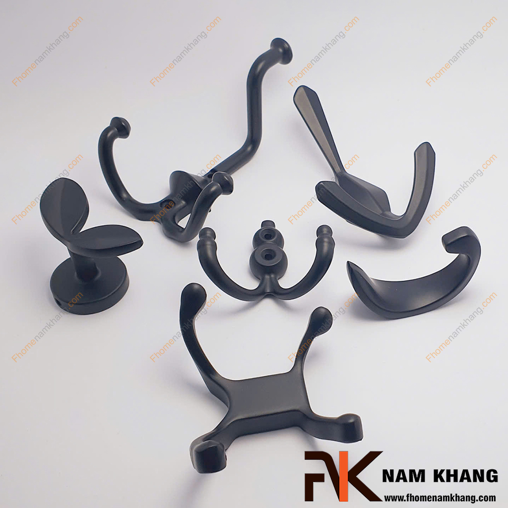 Móc treo tường kiểu dáng mỏ neo màu đen NK122M-D - có thiết kế 3 đầu móc treo, 1 móc trên cùng dùng để treo mũ, túi, khăn choàng, 2 móc dưới cong chữ U giúp giữ áo khoác, balo hoặc đồ nặng. 
