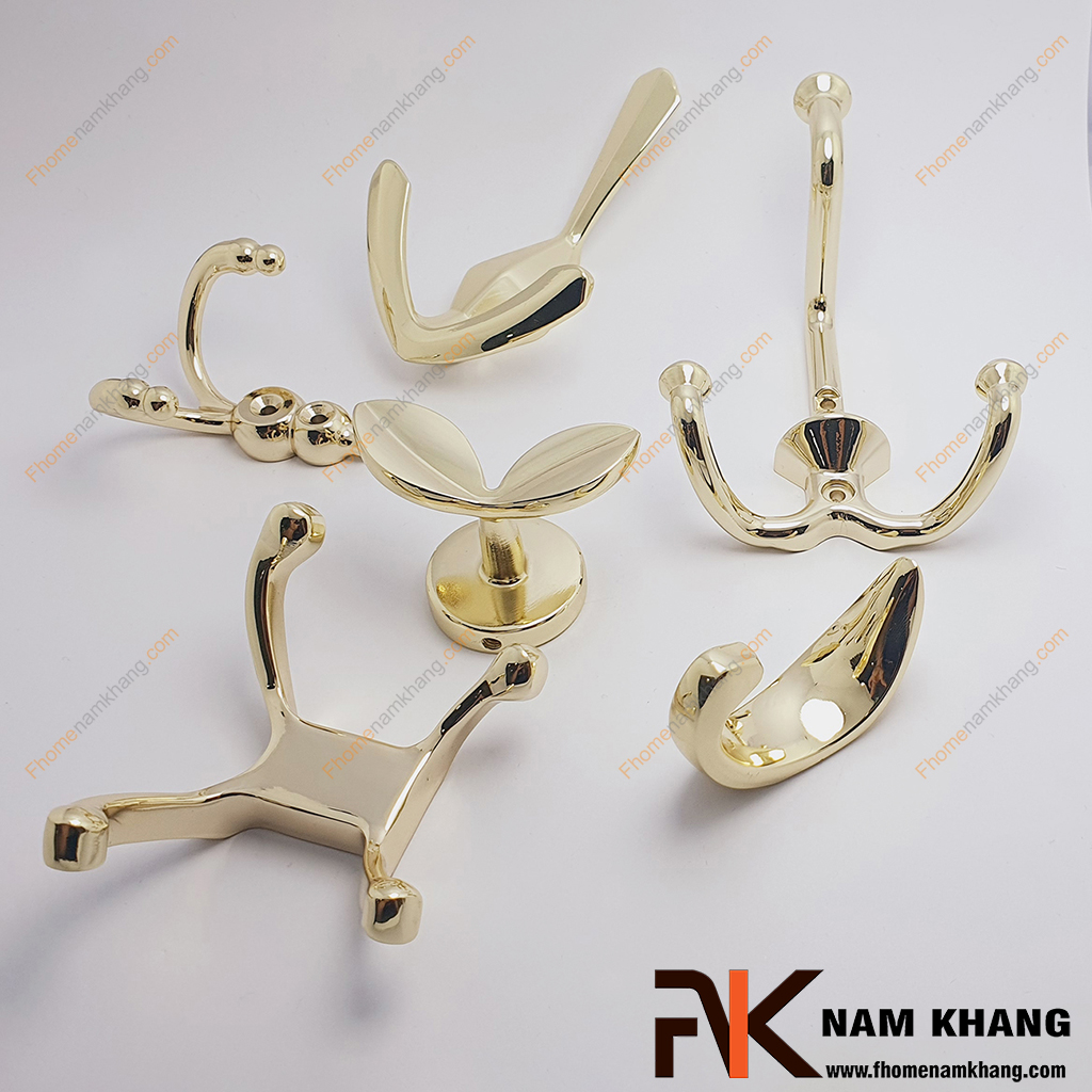 Móc treo tường kiểu dáng mỏ neo màu vàng NK122M-V - có thiết kế 3 đầu móc treo, 1 móc trên cùng dùng để treo mũ, túi, khăn choàng, 2 móc dưới cong chữ U giúp giữ áo khoác, balo hoặc đồ nặng. 