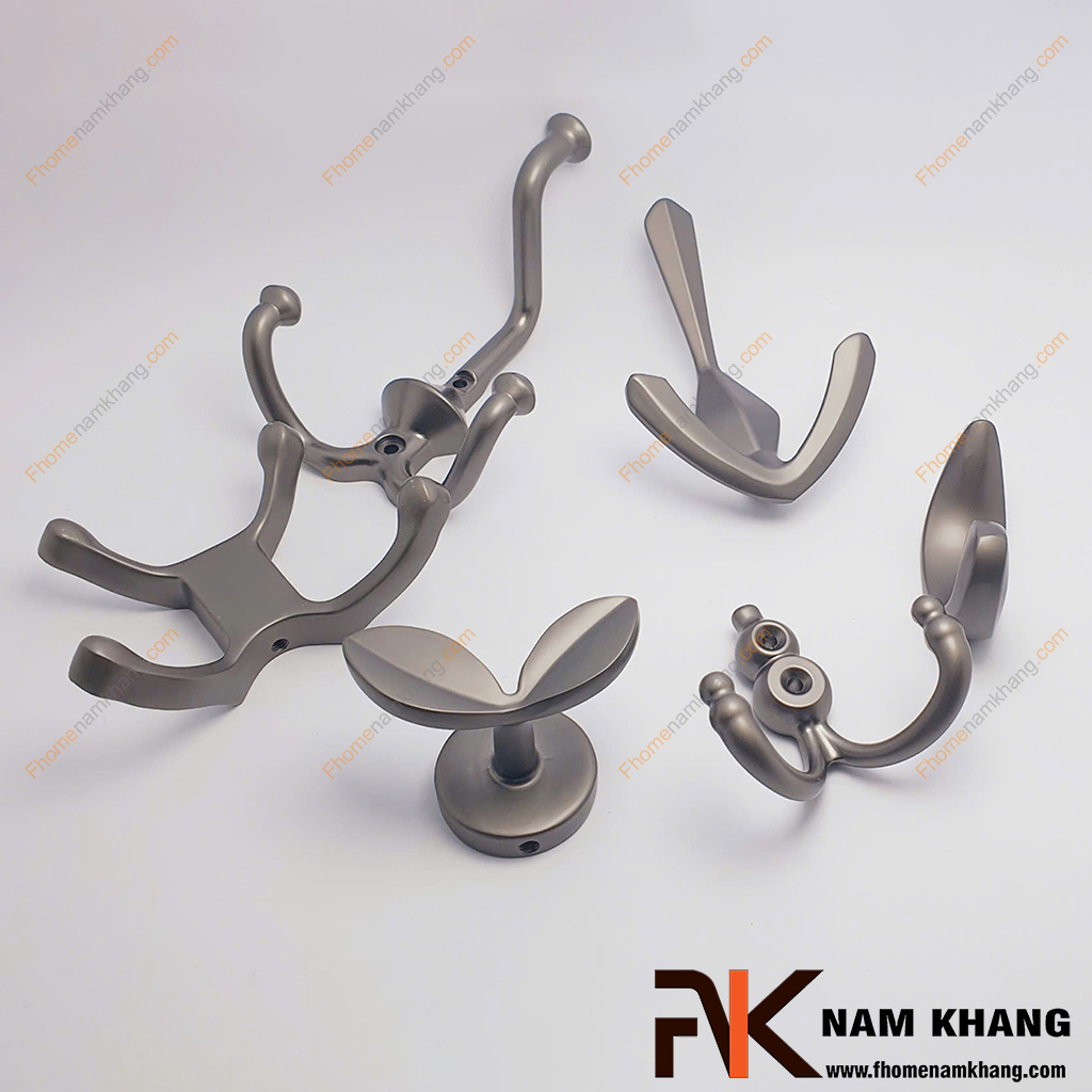 Móc treo tường 3 chấu màu xám NK122N-X - Móc treo được thiết kế ba chấu tiện dụng, gồm hai nhánh dưới và một nhánh trên dài, phù hợp để treo nhiều loại vật dụng khác nhau.