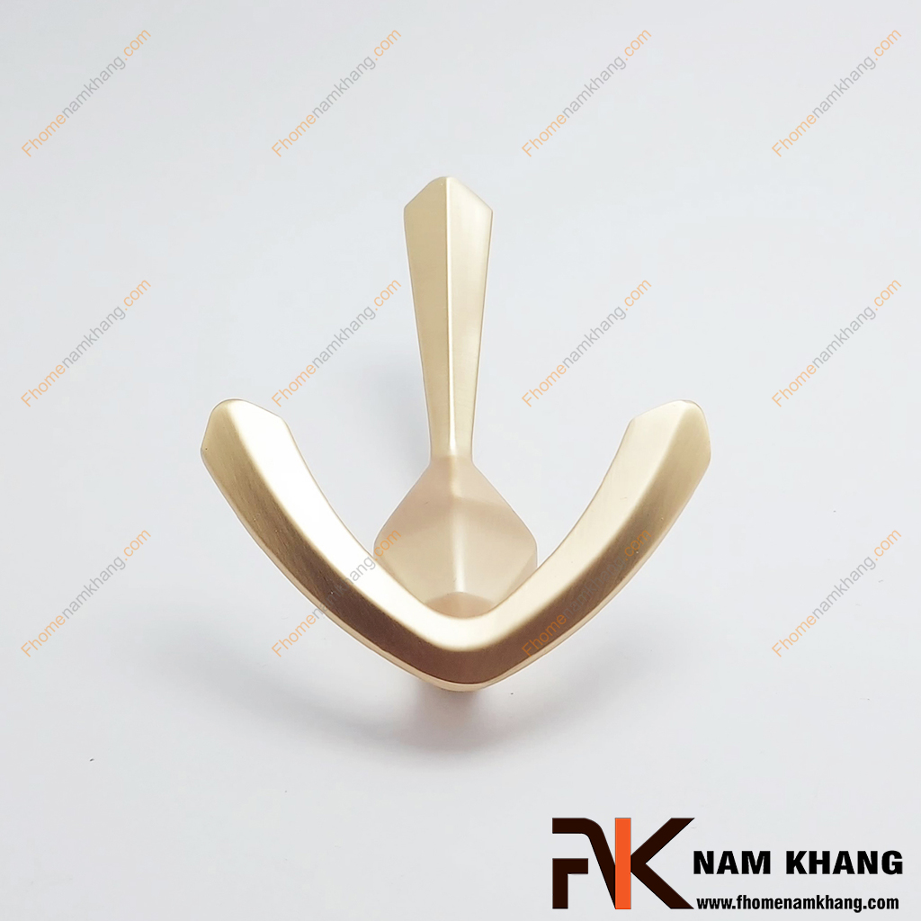 Móc treo tường kiểu dáng mỏ neo màu vàng mờ NK122M-VM - có thiết kế 3 đầu móc treo, 1 móc trên cùng dùng để treo mũ, túi, khăn choàng, 2 móc dưới cong chữ U giúp giữ áo khoác, balo hoặc đồ nặng. 