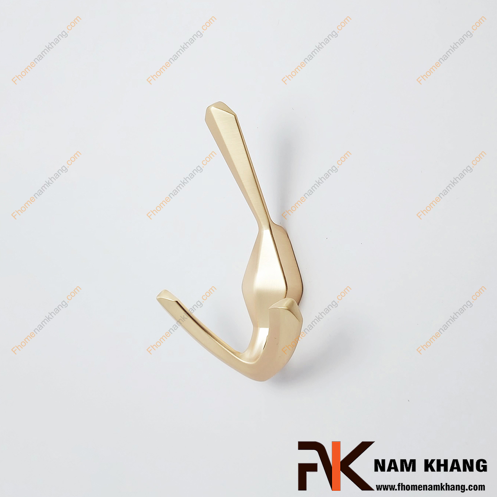 Móc treo tường kiểu dáng mỏ neo màu vàng mờ NK122M-VM - có thiết kế 3 đầu móc treo, 1 móc trên cùng dùng để treo mũ, túi, khăn choàng, 2 móc dưới cong chữ U giúp giữ áo khoác, balo hoặc đồ nặng. 