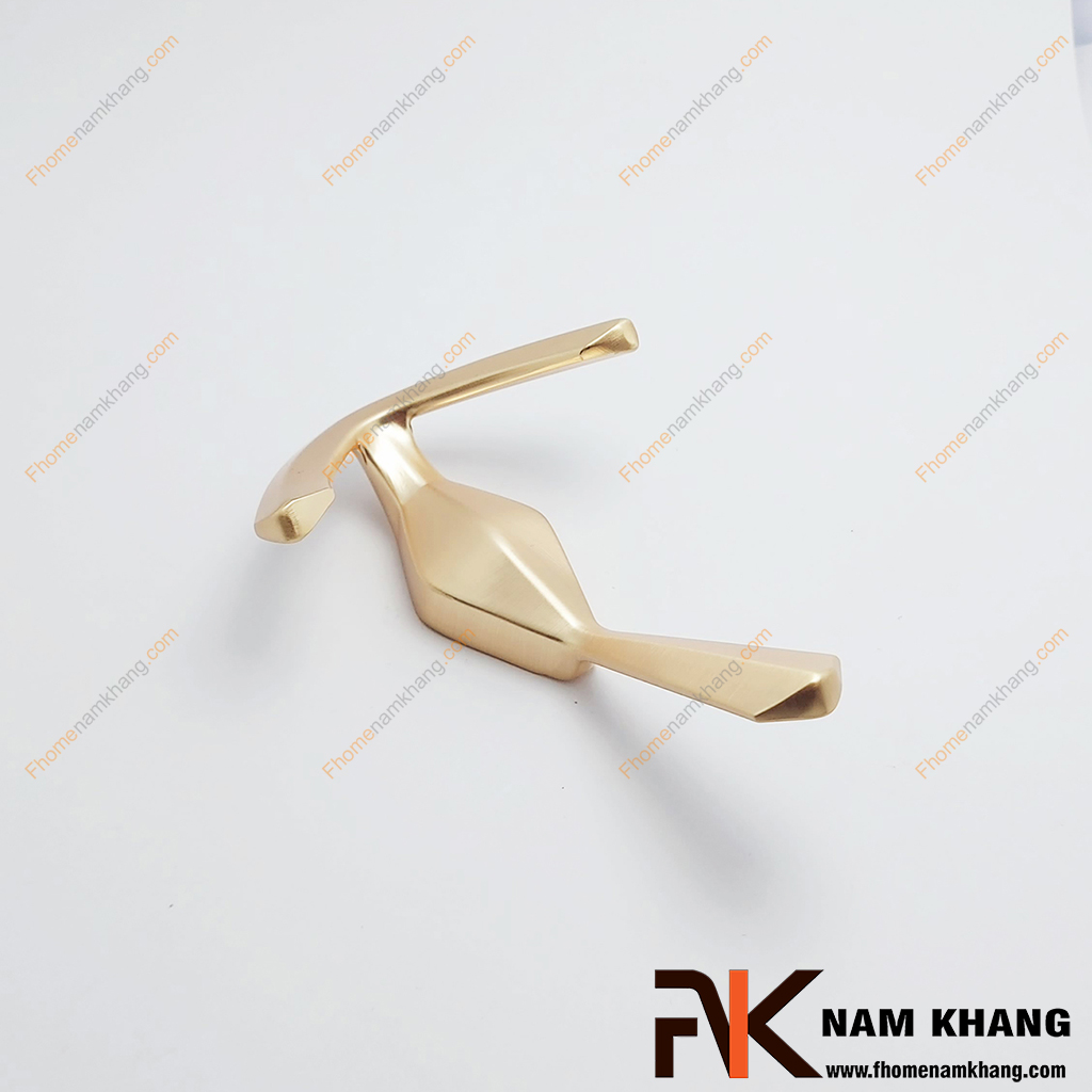 Móc treo tường kiểu dáng mỏ neo màu vàng mờ NK122M-VM - có thiết kế 3 đầu móc treo, 1 móc trên cùng dùng để treo mũ, túi, khăn choàng, 2 móc dưới cong chữ U giúp giữ áo khoác, balo hoặc đồ nặng. 