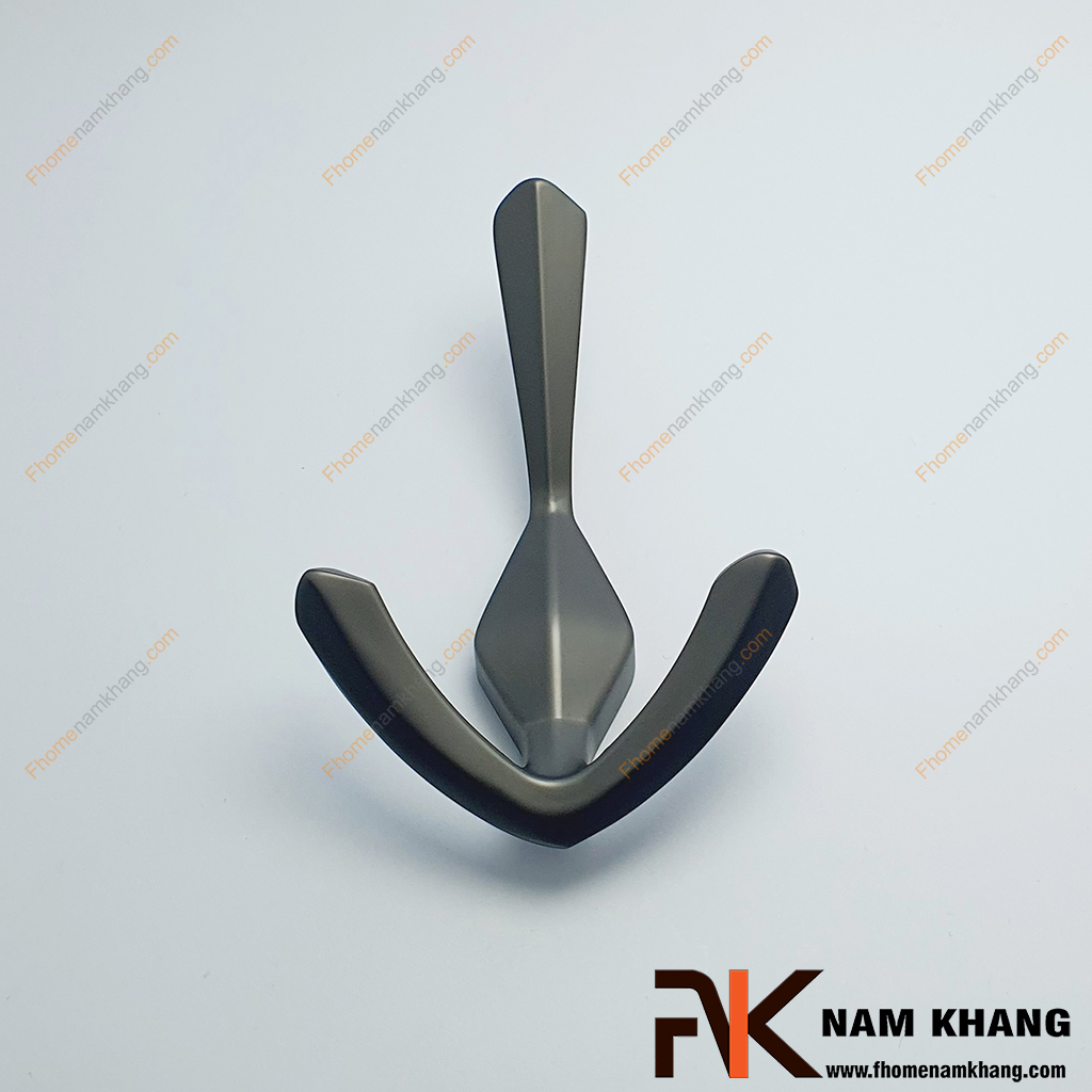 Móc treo tường kiểu dáng mỏ neo màu xám NK122M-X - có thiết kế 3 đầu móc treo, 1 móc trên cùng dùng để treo mũ, túi, khăn choàng, 2 móc dưới cong chữ U giúp giữ áo khoác, balo hoặc đồ nặng. 